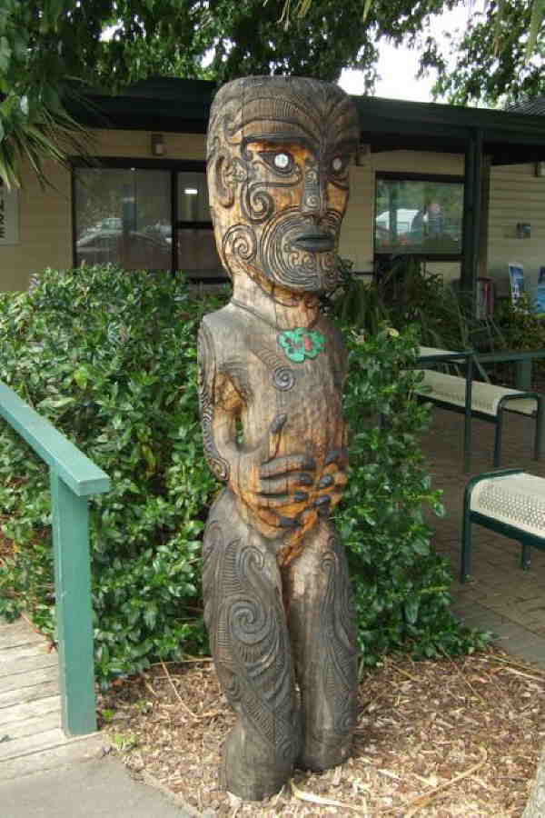 Maorikrieger-Statue